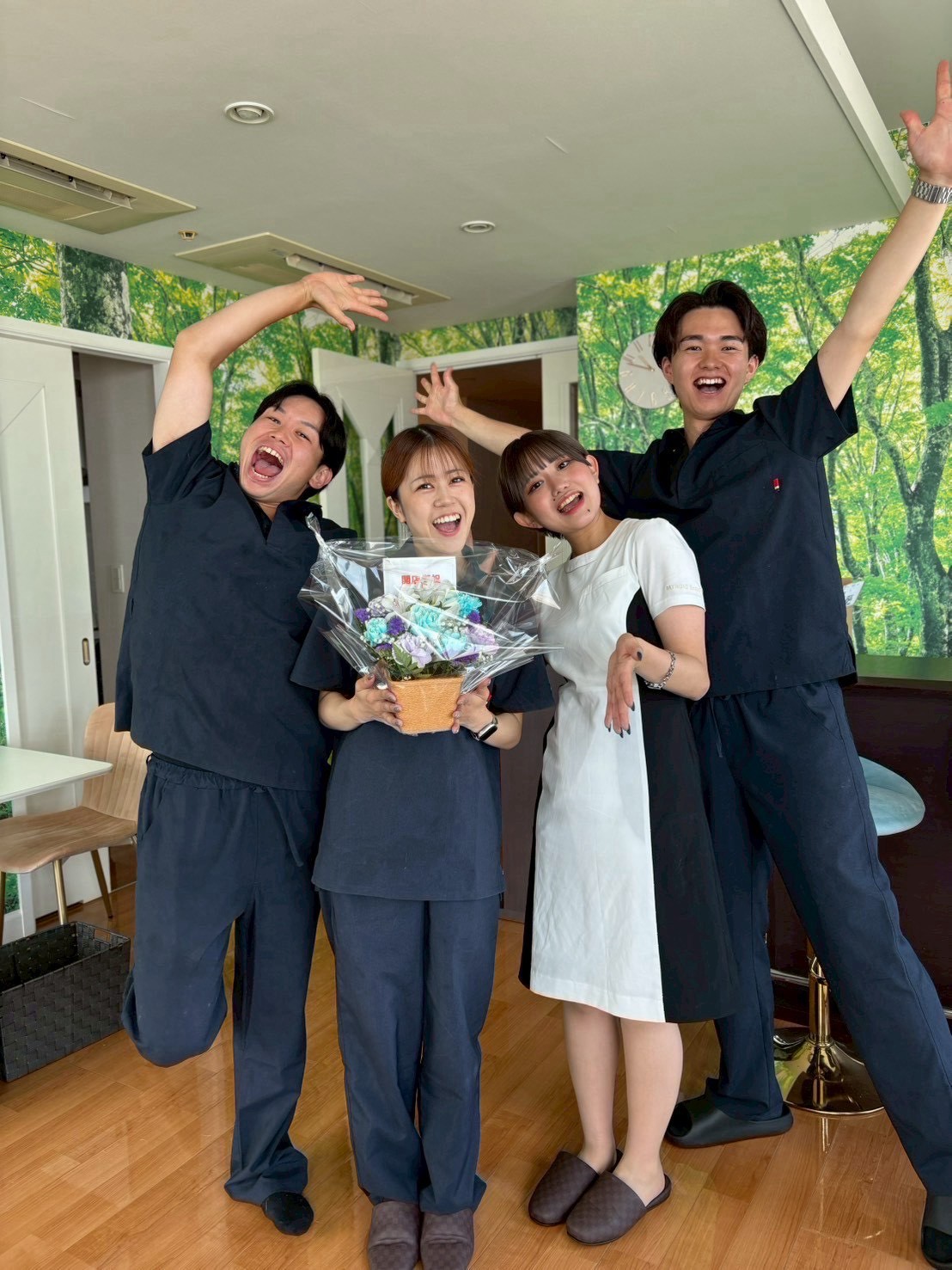 笑顔で喜ぶマイロードグループのメンバー