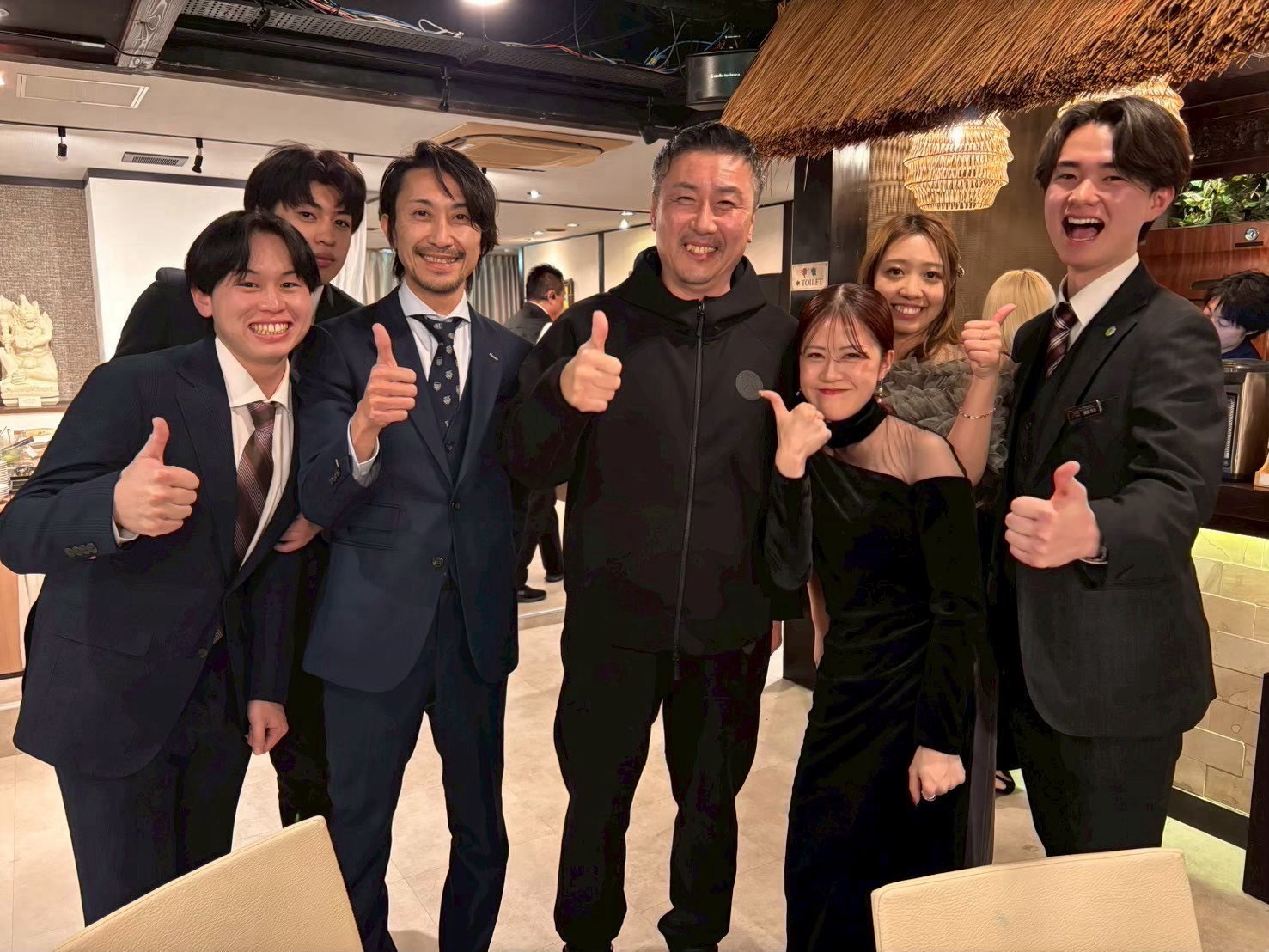 集まってポーズをとるマイロードグループのメンバー